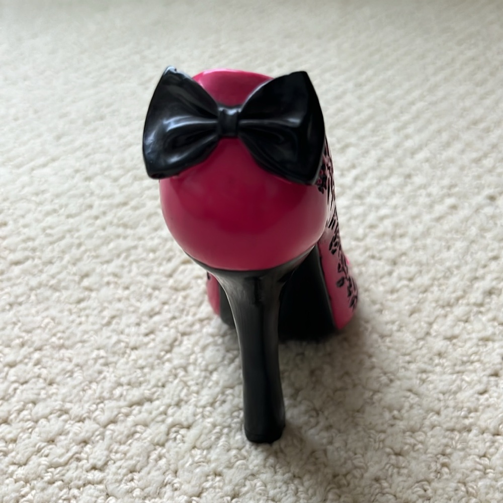 Fun pink ring holder. - Picture 3 of 4